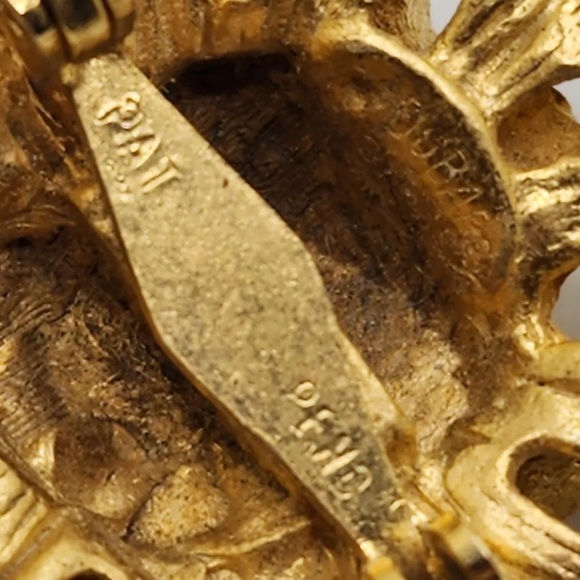 Vintage Dubarry Fifth Avenue Scarf Clip Flower Gold Tone Metal Round - Picture 4 of 4